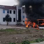 Bursa'da Park Halindeki Servis Otobüsü Yangınla Kül Oldu, Diğer Araçlar da Etkilendi 4 yetkili servise birakilan park halindeki 3 otobus alev alev yandi 6b64962bc7d8