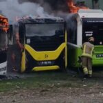 Bursa'da Park Halindeki Servis Otobüsü Yangınla Kül Oldu, Diğer Araçlar da Etkilendi 5 yetkili servise birakilan park halindeki 3 otobus alev alev yandi f93b883f0e6f