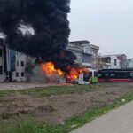 Bursa'da Park Halindeki Servis Otobüsü Yangınla Kül Oldu, Diğer Araçlar da Etkilendi 2 yetkili servise birakilan park halindeki 3 otobus alev alev yandi fd1d36b49976