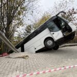 yokusta park edilen tur otobusu hareket edince sarampole dustu 9dbcc76fac20