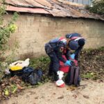 yol kenarina birakilan valizler ile cantadan kiyafet ve ev esyasi cikti 1e8e9b7b88f3