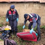 yol kenarina birakilan valizler ile cantadan kiyafet ve ev esyasi cikti 2d29e2a20f51