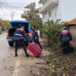 yol kenarina birakilan valizler ile cantadan kiyafet ve ev esyasi cikti 46a6826843e0