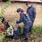 yol kenarina birakilan valizler ile cantadan kiyafet ve ev esyasi cikti 5069c53533aa