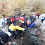 zap suyuna yuvarlanan kamyonetteki 4 kisi botlarla kurtarildi 129027b50cde