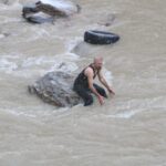 zap suyuna yuvarlanan kamyonetteki 4 kisi botlarla kurtarildi 66095bec77c7