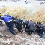 zap suyuna yuvarlanan kamyonetteki 4 kisi botlarla kurtarildi a3158258d4de