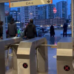 adanada metro turnikeleri onunde guvenlik gorevlileri ve vatandaslara saldiri ani kamerada a96884ade95f