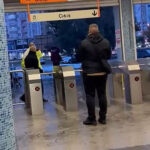 adanada metro turnikeleri onunde guvenlik gorevlileri ve vatandaslara saldiri ani kamerada bcde5c769a64