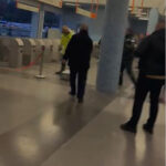 adanada metro turnikeleri onunde guvenlik gorevlileri ve vatandaslara saldiri ani kamerada f84399bf2421