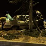 agaca ve aydinlatma diregine carpan otomobilin surucusu yaralandi a8d7b660aa23