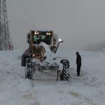 Borçka'da Yoğun Kar Yağışı Sürücüleri Zora Soktu, Çocuklar Eğlendi 7 artvinde kar nedeniyle araclar yolda kaldi suruculer ates yakip isindi 69d90b067647