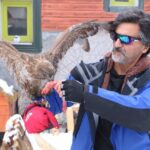 Yüksekova'da yaralı kızıl şahini tedavi eden dağ rehberi, doğal yaşamına geri kazandırdı 1 aylar sonra geri donen kizil sahini doga koruma ekiplerine teslim etti 48daabb4669d