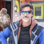 Yüksekova'da yaralı kızıl şahini tedavi eden dağ rehberi, doğal yaşamına geri kazandırdı 2 aylar sonra geri donen kizil sahini doga koruma ekiplerine teslim etti fc1bb483da98