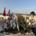 babalarinin oldurdugu cocuklarinin mezarini ani bahcesine cevirdi 5dd99a1d9c83