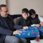 bakan kacirdan istanbulda bulduklari altini sahibine teslim eden cocuklara ziyaret e7f6cae32d4d