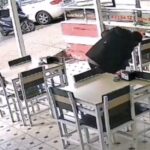bogazina seker takilan cocugu heimlich manevrasiyla kurtardi o anlar kamerada 8c393c229212