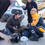 İnegöl'de motosiklet kazasında 4 kişi yaralandı, sürücü annesinin yarasına duyarsız kalmadı. 1 bursada iki motosikletin carpistigi kazada 4 kisi yaralandi annesinin elini tutarak moral verdi eedd583adf75