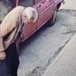 Erdemli'de Çamurlu Ayakkabıyla Girilmez: Market Alışverişi Çorapla Yapıldı! 1 camurlu ayakkabisini cikarip corapla markette alisveris yapti 18ab6a30f919