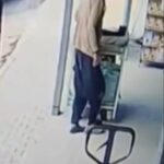 Erdemli'de Çamurlu Ayakkabıyla Girilmez: Market Alışverişi Çorapla Yapıldı! 3 camurlu ayakkabisini cikarip corapla markette alisveris yapti 6e1f7e169ec0