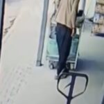 Erdemli'de Çamurlu Ayakkabıyla Girilmez: Market Alışverişi Çorapla Yapıldı! 2 camurlu ayakkabisini cikarip corapla markette alisveris yapti e1418c570676