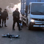 devrilen skuterin surucusunun ayaginin uzerinden kamyonet gecti 5b8f4747e02a