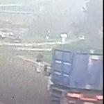 devrilen skuterin surucusunun ayaginin uzerinden kamyonet gecti 9ce6bd7c3055