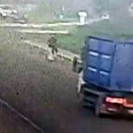 devrilen skuterin surucusunun ayaginin uzerinden kamyonet gecti dfbceaa60196