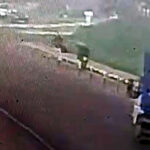 devrilen skuterin surucusunun ayaginin uzerinden kamyonet gecti fea72b467fe0