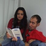 el ve ayaklarini kullanamiyor ama 16 yilda 20 kitabi cikti 141e2a99c25d