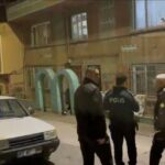 Bursa'da Ruhsatsız Silah ve Mühimmat Operasyonu: 2 Şüpheli Gözaltında 1 evde 4 silah ve 600 mermi ele gecirildi 2 gozalti 9ad9c44c5590