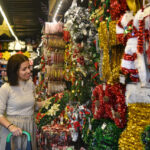 Yılbaşı Hazırlıkları Başladı: Yapay Çam Ağacı ve Süslemelerin Maliyeti 2 Bin ile 22 Bin 500 Lira Arasında Değişiyor 1 evde yilbasi kutlamasina suslu tarife 677b240ae6d4