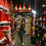 Yılbaşı Hazırlıkları Başladı: Yapay Çam Ağacı ve Süslemelerin Maliyeti 2 Bin ile 22 Bin 500 Lira Arasında Değişiyor 2 evde yilbasi kutlamasina suslu tarife 87575808d3f7