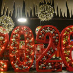 Yılbaşı Hazırlıkları Başladı: Yapay Çam Ağacı ve Süslemelerin Maliyeti 2 Bin ile 22 Bin 500 Lira Arasında Değişiyor 5 evde yilbasi kutlamasina suslu tarife 9de2b904b69e