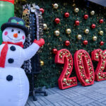 Yılbaşı Hazırlıkları Başladı: Yapay Çam Ağacı ve Süslemelerin Maliyeti 2 Bin ile 22 Bin 500 Lira Arasında Değişiyor 3 evde yilbasi kutlamasina suslu tarife ecb24593bfc9