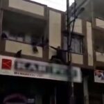 Gaziantep'te Balkon Korkuluklarına Asılı Kalan Çocuk, Mahalleli Tarafından Kurtarıldı 1 gaziantepte balkonun demir korkulugunda asili kalan cocugu vatandas kurtardi o anlar kamerada e0c024ea2602