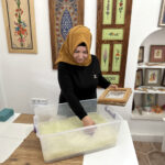 geleneksel el sanati edirnekariyi kendi urettigi kagitlara isliyor 11f980d53d01
