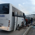 Kayseri'de işçileri taşıyan midibüs TIR'a çarptı: 22 yaralı 3 isci servisi park halindeki tira carpti 22 yarali b45dcebfaa00