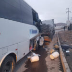 Kayseri'de işçileri taşıyan midibüs TIR'a çarptı: 22 yaralı 1 isci servisi park halindeki tira carpti 22 yarali b92ae3b3c2bd