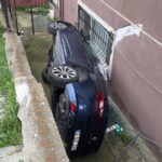 istanbul avcilarda otomobil binanin bahcesine dustu 2 cocuk yarali 1f9b0695e1aa