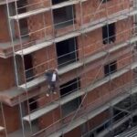 Gürültü Nedeniyle İşçilere Saldıran Kişi, İnsanı Şaşkına Çeviren Kavga Çıkardı 1 istanbul avcilarda sopali gurultu kavgasi kamerada fec608cf7d4a