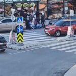 Beylikdüzü'nde Sokak Ortasında Kavgaya Dönüşen Tartışma Kameralara Yansıdı 3 istanbul beylikduzunde 2 grup arasinda tekmeli yumruklu kavga kamerada 84164b6f3ff3