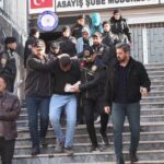 Çekmeköy'deki uyuşturucu operasyonunda şehit olan polis için saldırganın ailesi gözaltına alındı. 1 istanbul cekmekoyde polisin sehit edildigi operasyonda gozaltina alinanlar adliyeye sevk edildi 6e95b4477cf2