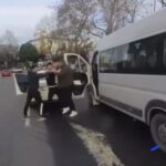 istanbul sariyerde trafikte suruculerin yol verme kavgasi kamerada 18bcb7eb2120