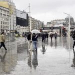 İstanbul'da Gece Yağmuru Etkisini Gösteriyor, Taksim'de Yağış Altında Yürüyenler Dikkati Çekti 1 istanbul taksimde saganak etkili oldu 308f108b8735