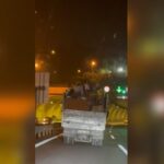 istanbul uskudarda kamyonet kasasinda tehlikeli yolculuk 7ba8de96de01