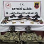 Kayseri'de Jandarma Baskınında Silah ve Savunma Malzemeleri Ele Geçirildi 1 jandarmanin operasyon duzenledigi evden silah ve muhimmat ele gecirildi 1 gozalti 6bebadcf08e5