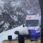 kar nedeniyle kapanan yol is makinesiyle acilarak hastaneye ulastirildi 4fc9137f91d7