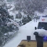 kar nedeniyle kapanan yol is makinesiyle acilarak hastaneye ulastirildi e708a104f5ab