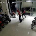 kepengini zorlayarak girdikleri galeriden 1 dakikada 4 motosiklet caldilar 7b9079b696b4